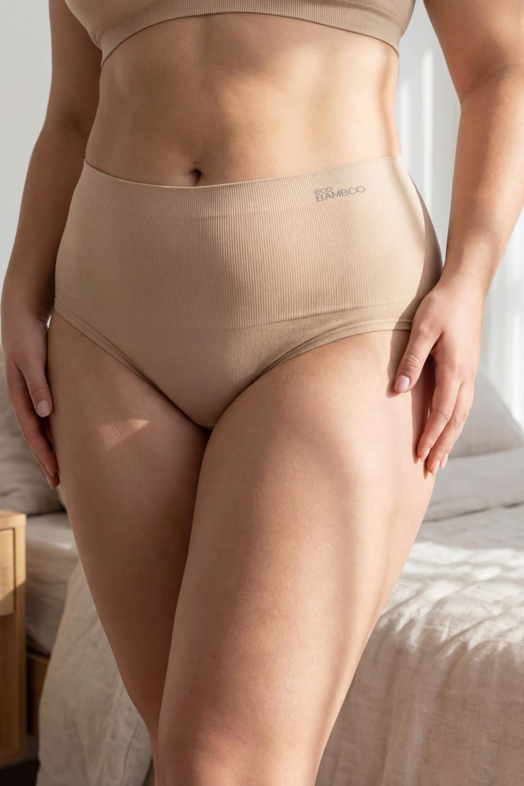 Drží postavu, ne teplo.